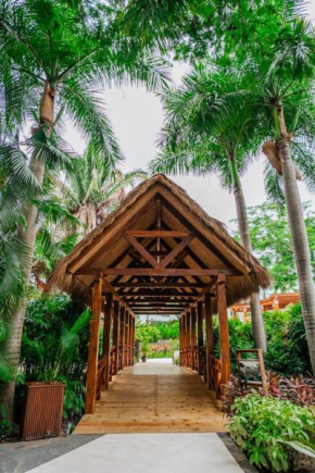 Tropical Paradise Beachfront Villa with Pool & BBQ